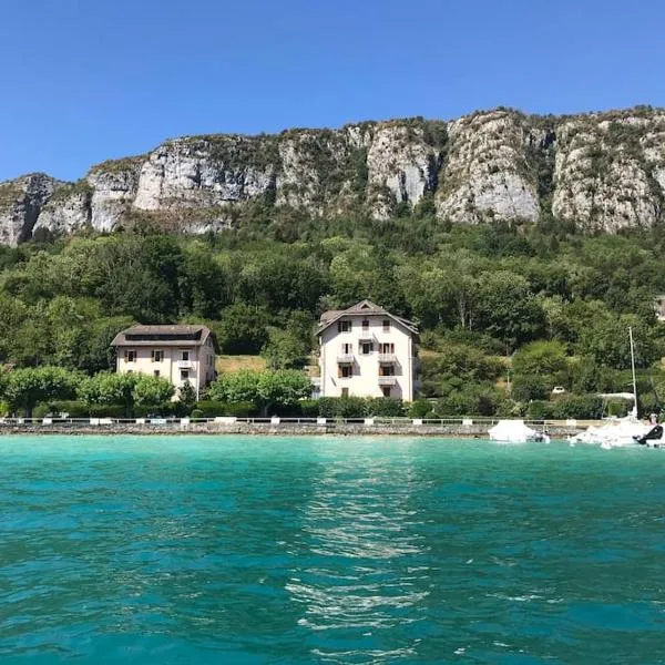 Rare 2 bedroom with private beach on Lake Annecy, hotel i Doussard