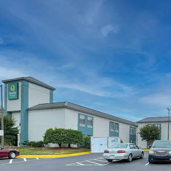 Quality Inn & Suites Clemmons I-40, хотел в Clemmons