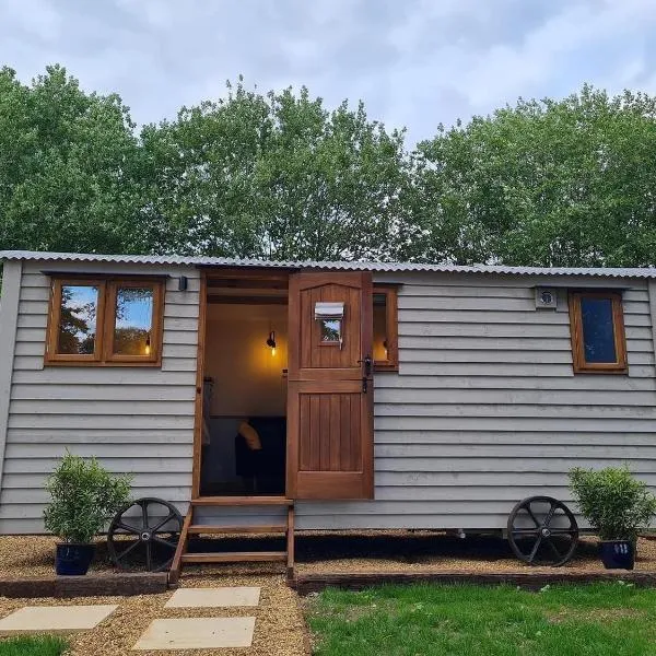 The Owls Rest Shepherds Hut Hethel, hotel in Long Stratton