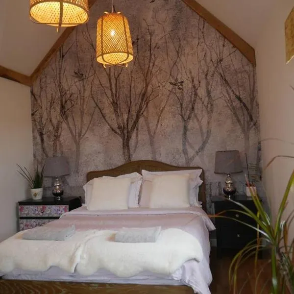 Cheltenham accommodation -self-catering-2 bedrooms, hotel in Cheltenham