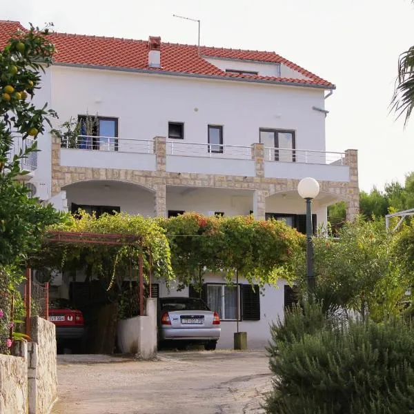 Apartments with a parking space Jelsa, Hvar - 5703, hotel v destinácii Jelsa
