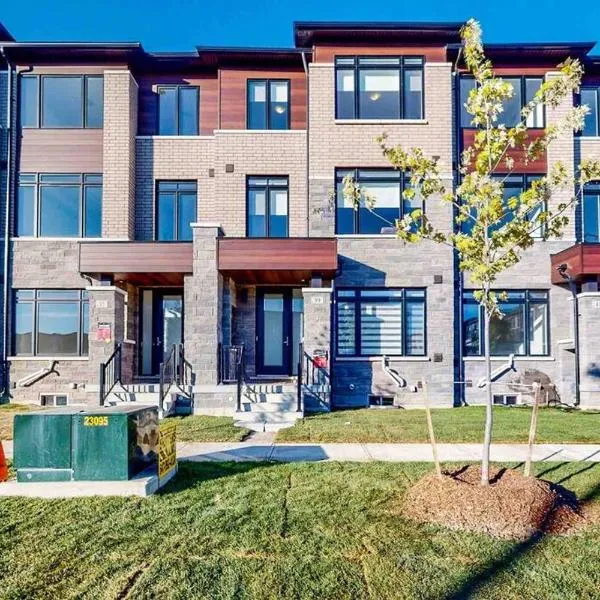 NEWLY BUILT LUXURIOUS 3BRM TOWN HS/AIRPORT/PARKING, hotel in Brampton