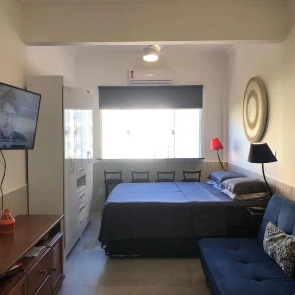 Entre Copacabana e Ipanema, 300 metros da praia, entre postos 5 e 6