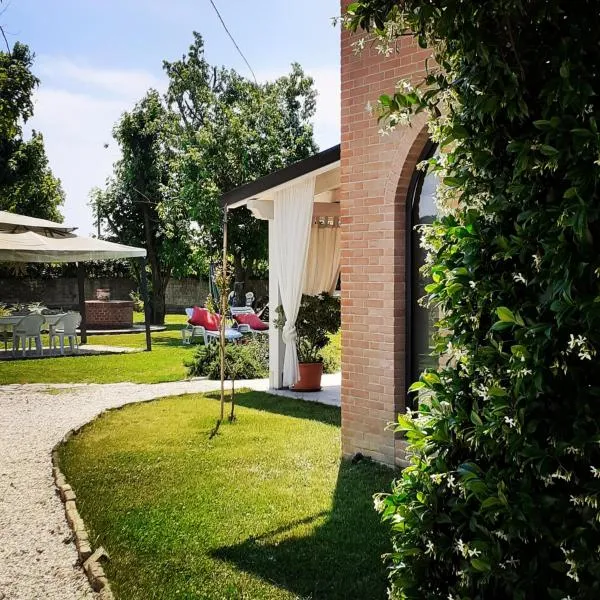 Casolare Isabella "Il rifugio dei vinili" and Alice's room, hotel v destinaci Ponsacco