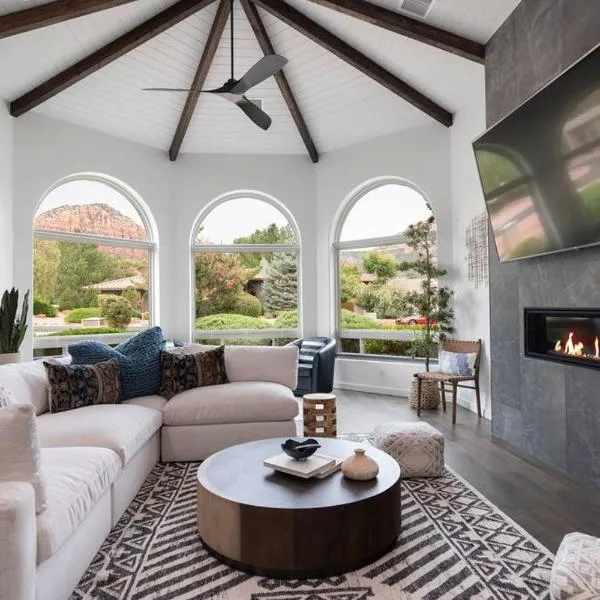 Amazing Luxury Home with Hot Tub & Views, hotel v destinaci Sedona