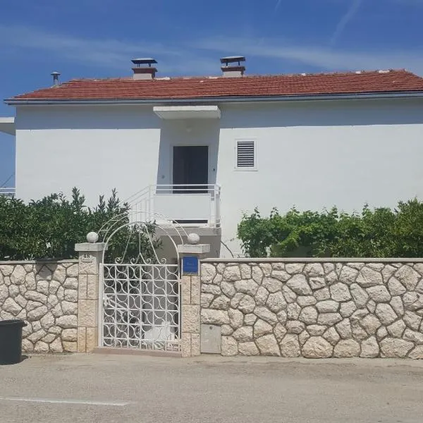 Apartments and rooms with parking space Hvar - 15378, hotel in Hvar