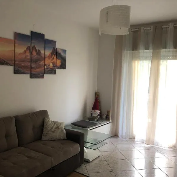 Casa di Max - private room in apartment with shared bathroom FREE PARKING, hotel v destinaci Bolzano