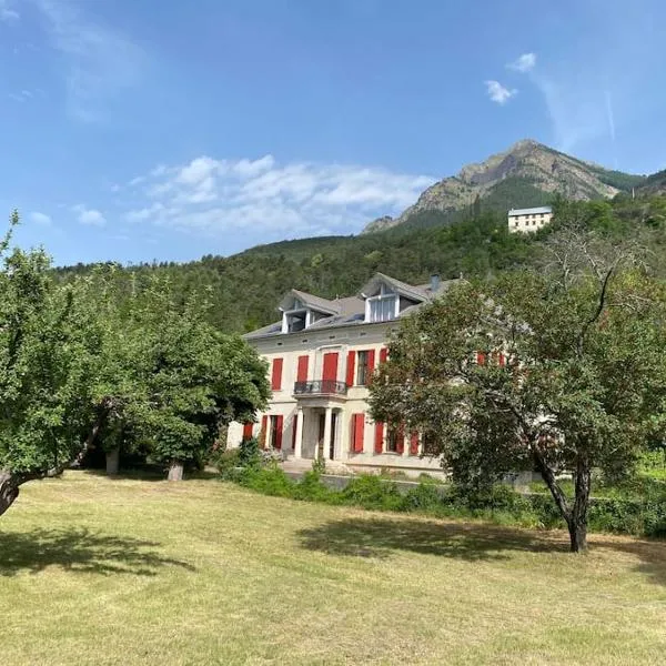 Magnifique appartement 6 couchages dans villa historique, хотел в Жозие