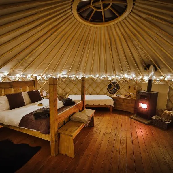 Secret Cloud House Holidays Luxury Yurts with Hot Tubs, готель у місті Cauldon
