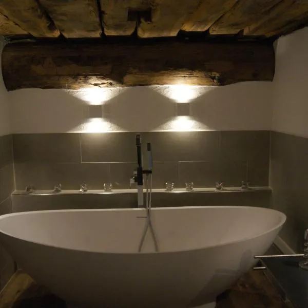 Charming 3½ room cottage in Valposchiavo, hotel v destinaci Poschiavo