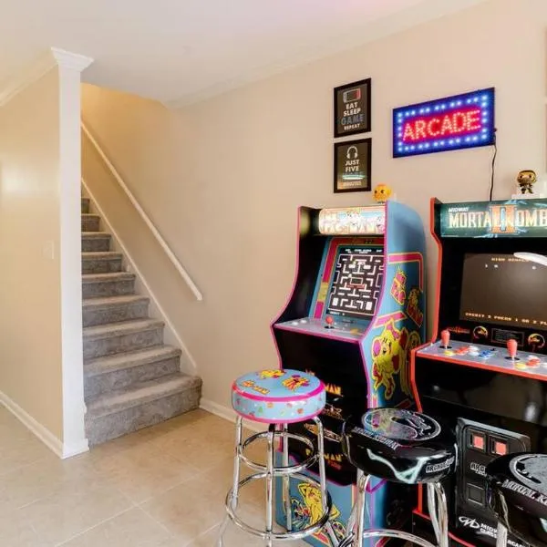 Cozy Family Retreat with Arcade, Grill, Waffle Bar & Firepit、ノークロスのホテル