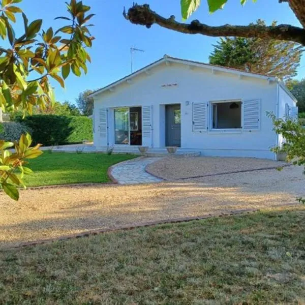 A 30 min de l'île aux Mimosa Maison Vendéenne avec Jardin, хотел в Sallertaine