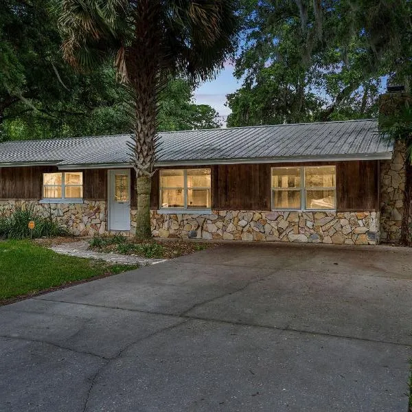 Charming Cottage With Pool Table 15 Min From WEC, hotel di Ocala