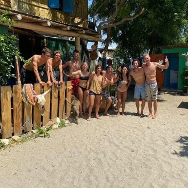 Hostal Puerto Engabao "El Surf Shelter", hotel v destinaci Engabao