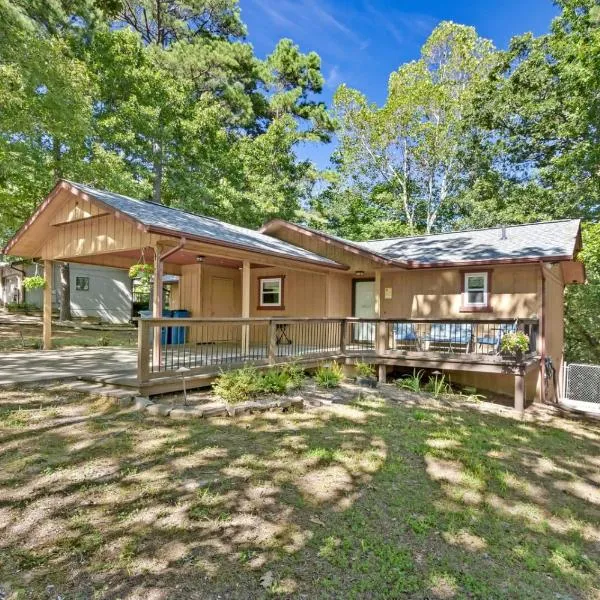 Wooded, Quiet Cottage, Very close to the Back 40, hotel in Bella Vista