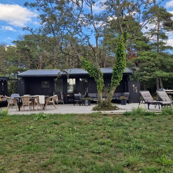Liten stuga med fantastiskt läge, hotel v destinaci Tofta