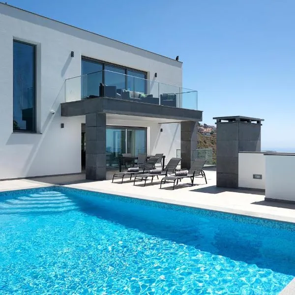 SKYFALL VILLA, hotel v destinaci Arco da Calheta