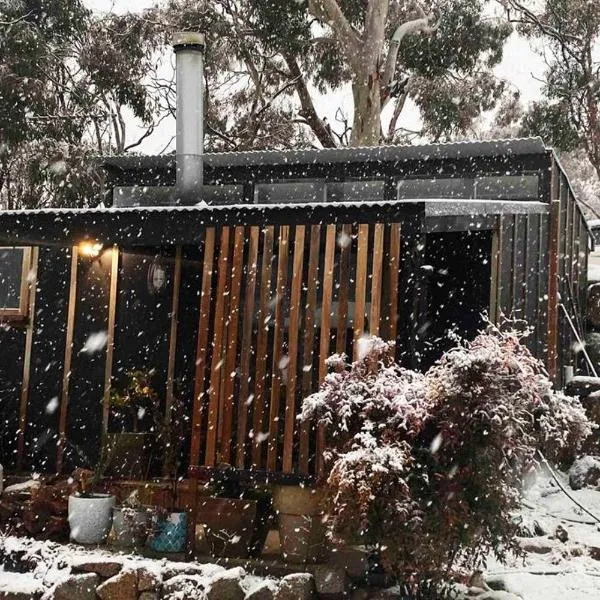 ReThynk Unique Tiny home East Jindabyne, hotel in Kalkite