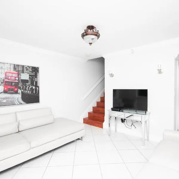 Beautiful 2/2.5 Condo w/Free Parking Fast WIFI, hotel in Miami