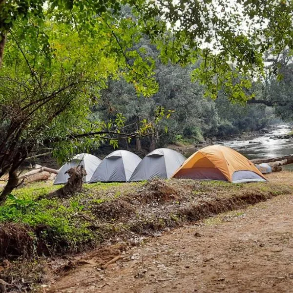Coorg River Rock Camping, hotel di Jambur