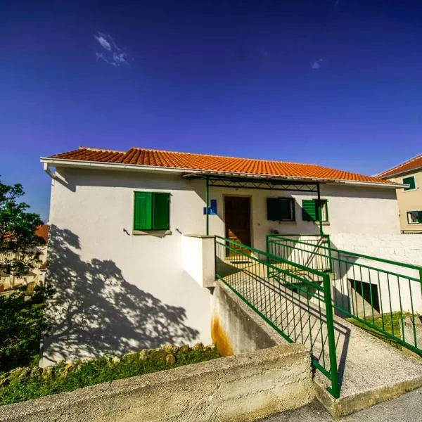 Apartments with parking space Postira, Brac - 18472, hotel in Postira