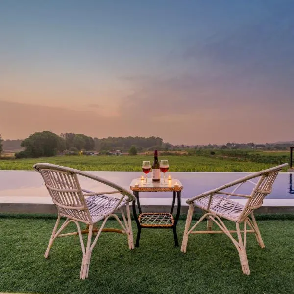 SaffronStays Onellaa, Nashik - infinity pool villa surrounded by a vineyard、Girnāreのホテル