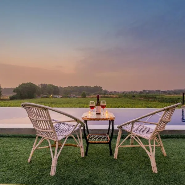 SaffronStays Onellaa, Nashik - infinity pool villa surrounded by a vineyard, hôtel à Mahirāvani