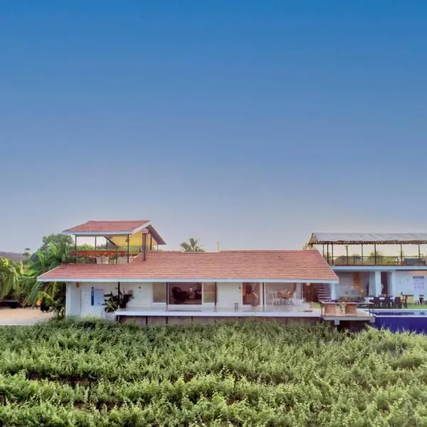 SaffronStays Onellaa, Nashik - infinity pool villa surrounded by a vineyard, hotel en Nashik