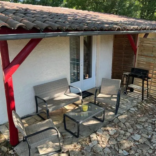 8-Gîte 5 personnes avec piscine, hotel in Saint-Romain