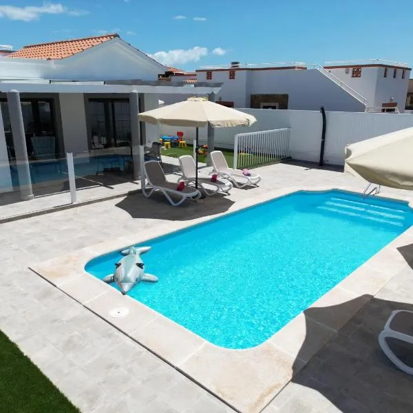 Ideal for family holidays, near beach and golf- Casa James, hotel din La Guirra