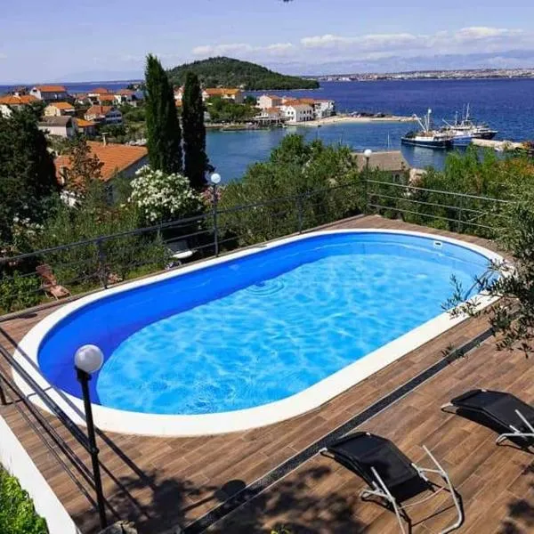 Booking Franov Residence on island Ugljan with the pool, BBQ and beautiful sea-view!, viešbutis mieste Lukoran