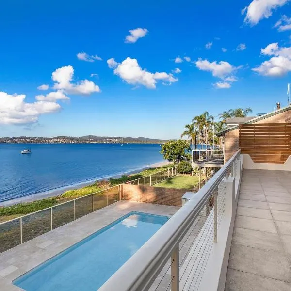 Seaside Sanctuary - Waterfront Luxury Home with Heated Pool, hotel in Salamander Bay