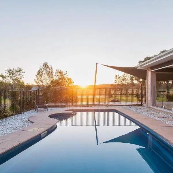 The Home Resort - Heated Pool and Tennis Court, hotel in One Mile