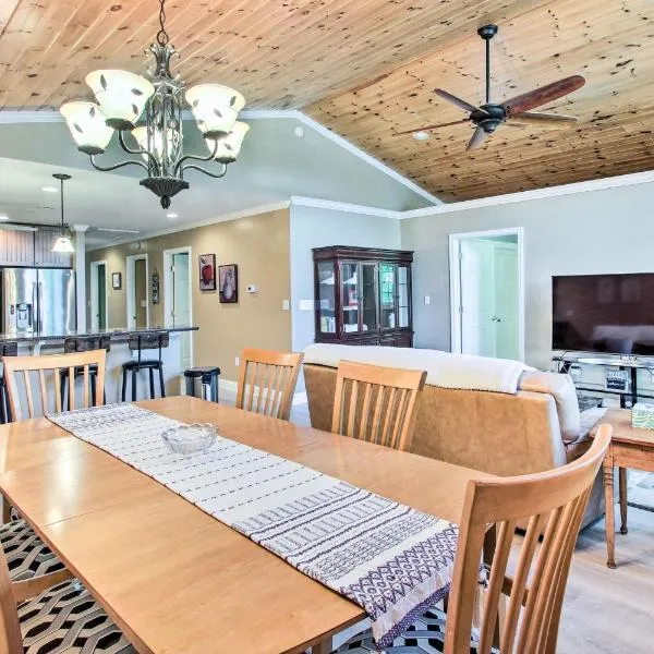 Readfield Retreat with Lake Maranacook Views!, hotel in Readfield