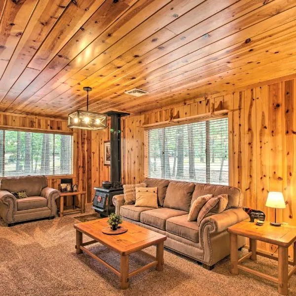 Bring a Pet: Pinetop Cabin w/ Game Room!, hotel v destinácii Pinetop-Lakeside
