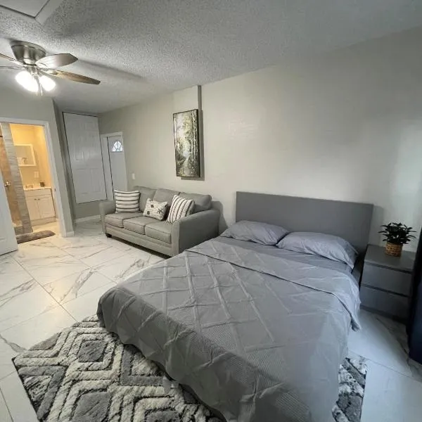 Adorable Suite in Tampa., готель у місті Cheval