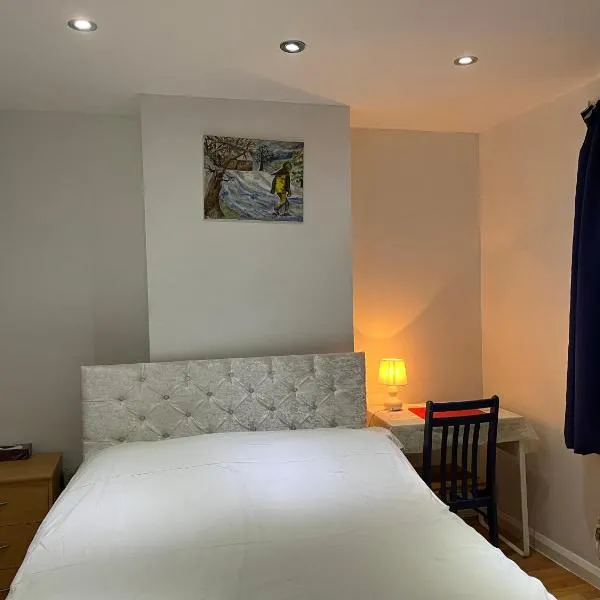 Large Double Bedroom with free on site parking: Kingston upon Thames şehrinde bir otel