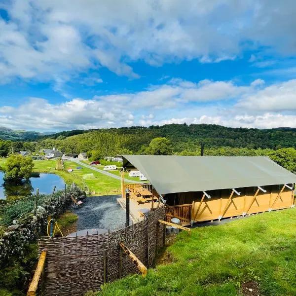 Mountain View Safari Tent with Hot Tub in The Heart of Snowdonia, hotel v destinaci Dolgellau