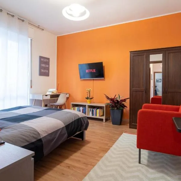 Casa Martina- Airport free shuttle-H24, khách sạn ở Bergamo