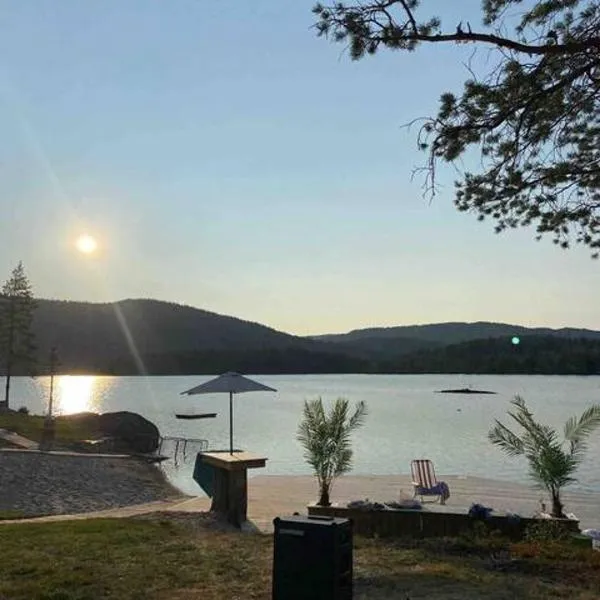 Fin, enkel leilighet med nydelig strand i nærheten, hotel in Hauggrend