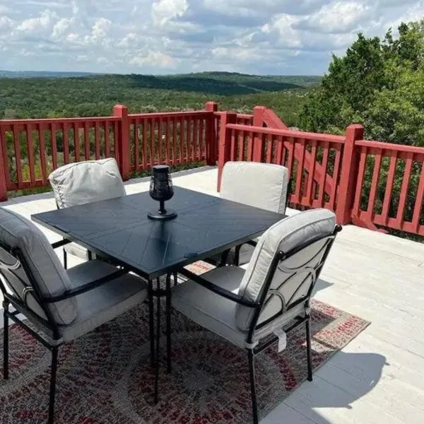 Entire 2br 2ba hilltop view home Sleeps 7 pets 4 acres Jacuzzi Central AC Kingbeds Free Wifi-Parking Kitchen WasherDryer Starry Terrace Two Sunset Dining Patios Grill Stovetop Oven Fridge OnsiteWoodedHiking Wildlife CoveredPatio4pets & Birds Singing!, hotel en Bertram