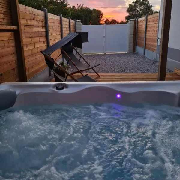 A Fleur de Spa : Maison chaleureuse avec spa privatif et billard., hotel in Coulogne