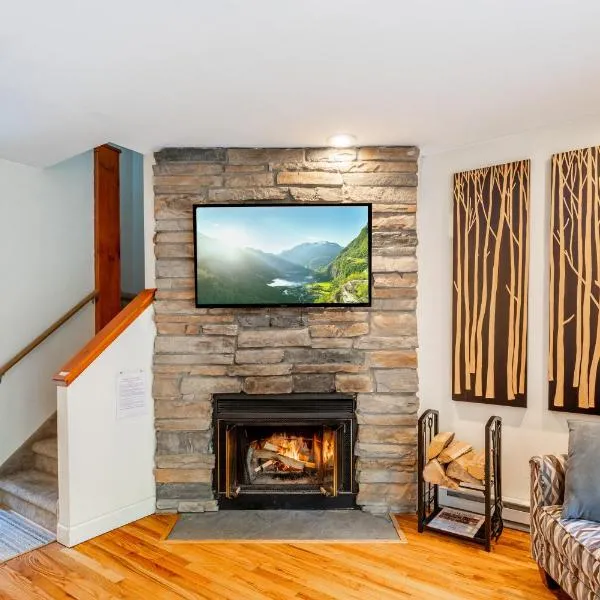 Redwood Retreat in Windham - Pool! Tennis!, hotel v destinaci Windham