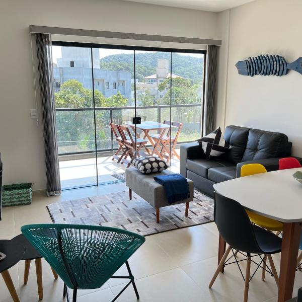 Encanto de apartamento, novo! A 290 metros da praia do Canto Grande!