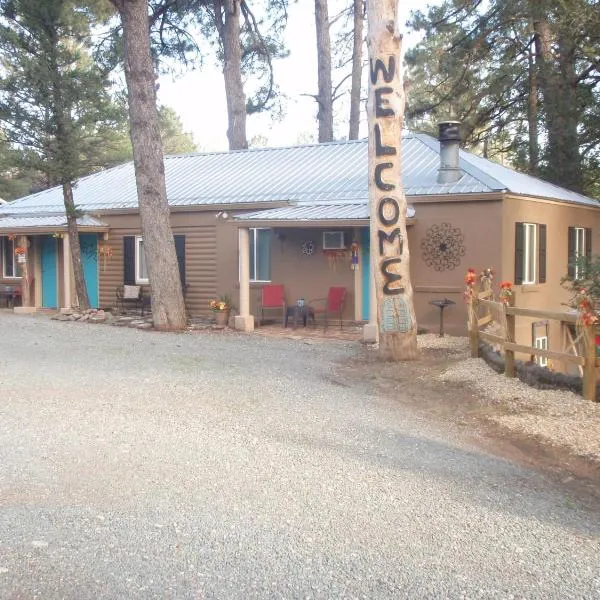 Enchanted Hideaway Cabins and Cottages, hotel in Ruidoso Downs
