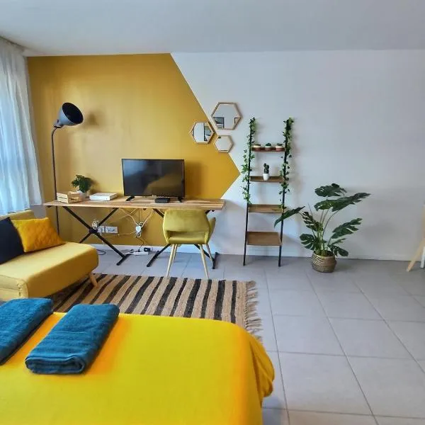 Studio LE JUNGLE - ROISSY CDG - Parc Astérix - PARIS, khách sạn ở Ermenonville