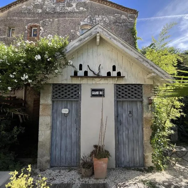 Chambre paisible dans une ancienne bâtisse rénovée、Lalandusseのホテル