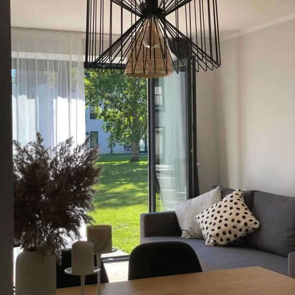 Divas Laivas apartments with a terrace, hotel em Ķesterciems