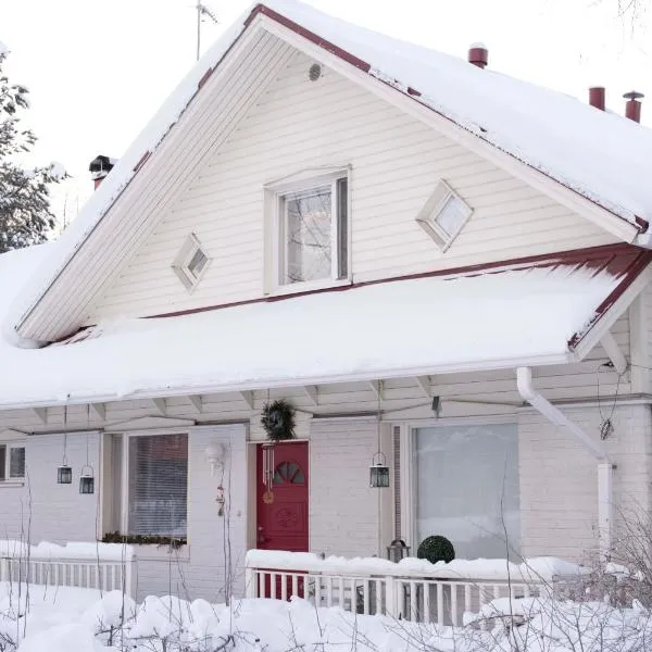Moonlight House: Cozy holiday home with fireplace