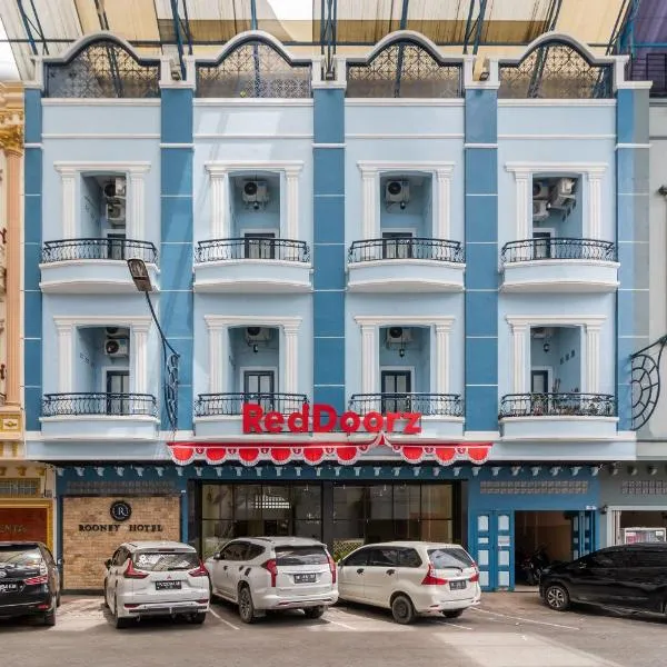 RedDoorz Plus near Ramayana Pematangsiantar, hotel v destinaci Pematangsiantar